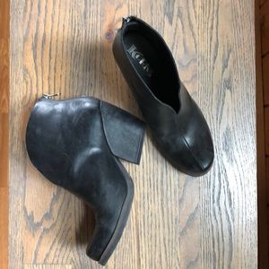 Korks Black leather boots